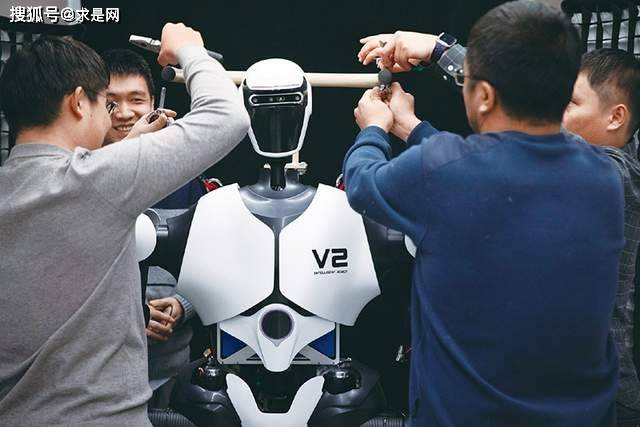 我國(guó)發(fā)展新質(zhì)生產(chǎn)力的優(yōu)勢(shì)與人工智能基礎(chǔ)軟件機(jī)遇